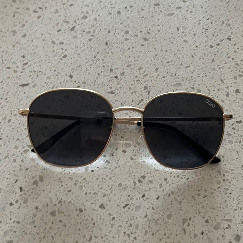 Quay Big Time sunglasses gold with black lenses